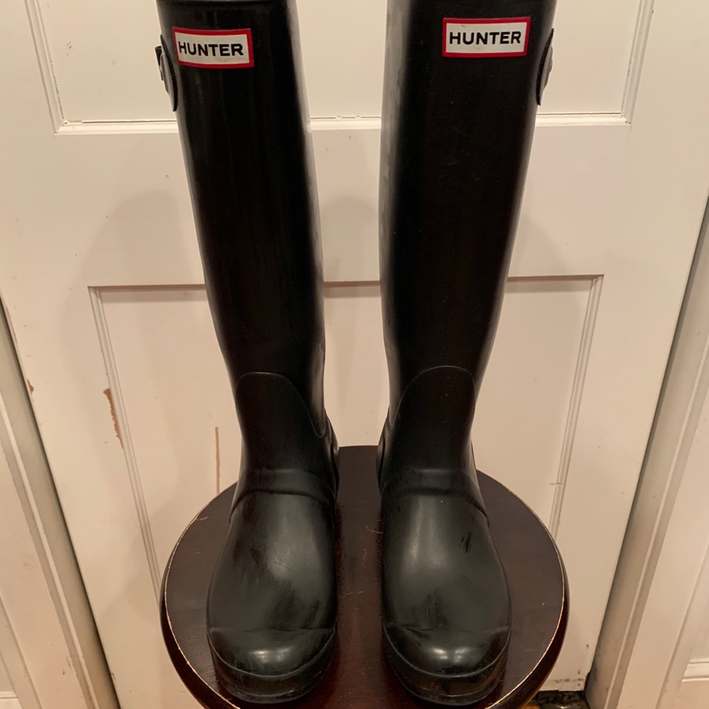 Black HUNTER boots.Size 7/8..In good condition